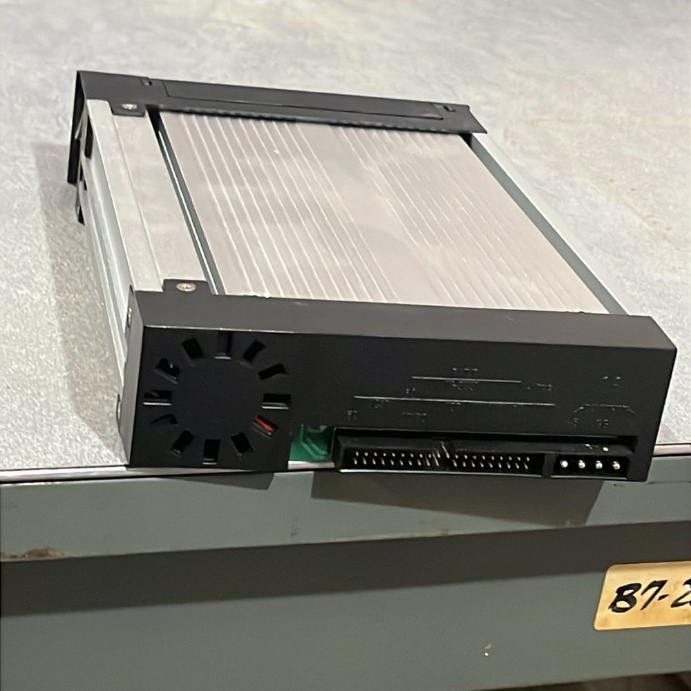 Silver Computer Drive Bay Enclosure with key - Picture 4 of 4